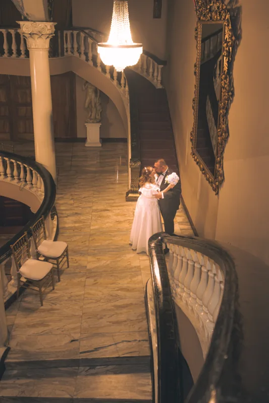Pareja en una escalera iluminada durante su boda